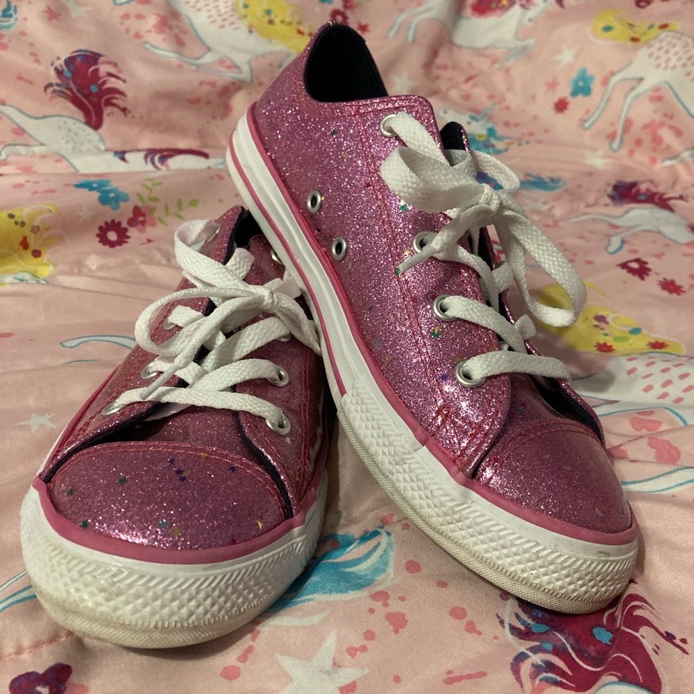 Converse Chuck Taylor size 4 low tops glitter sneakers